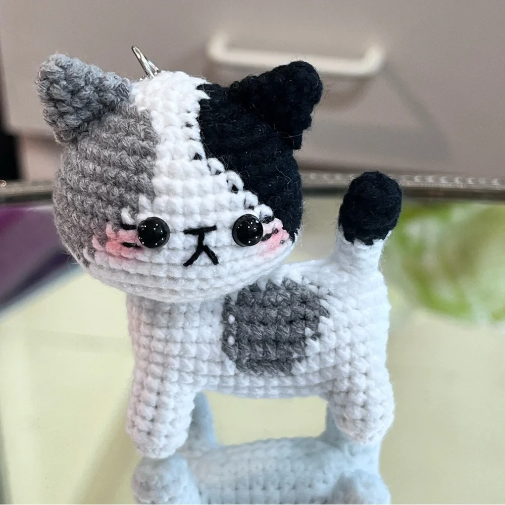 Mini Crochet Calico Kitty Key Chain / Purse Charm / Figurine Black White - Picture 4 of 9